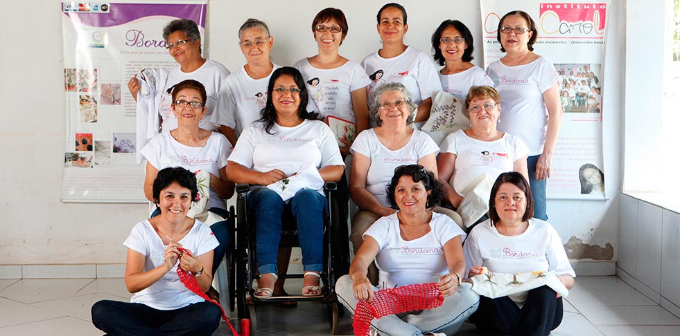 Celma Grace de Oliveira (em pé, a terceira da esquerda para a direita), com a turma da Cooperativa Bordana: uma das finalistas do Prêmio Claudia 2014 na categoria Consutora Natura Inspiradora