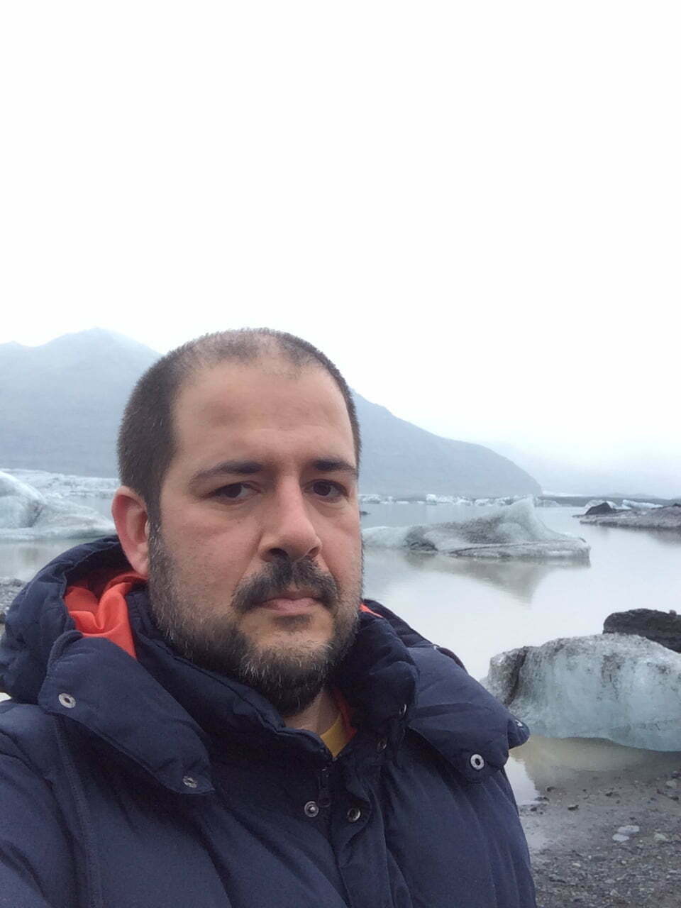 Eduardo Nasi, 38, é jornalista mas trabalha com publicidade, com design de livros e com ilustração.