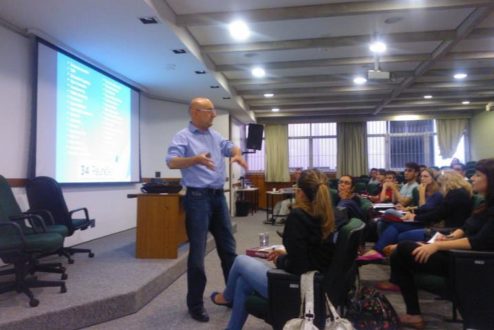 Romeo à frente do slide inicial de sua aula, com 34 temas que ele não conhecia e sobre os quais precisou aprender no últimos meses, para permanecer relevante no mercado de trabalho