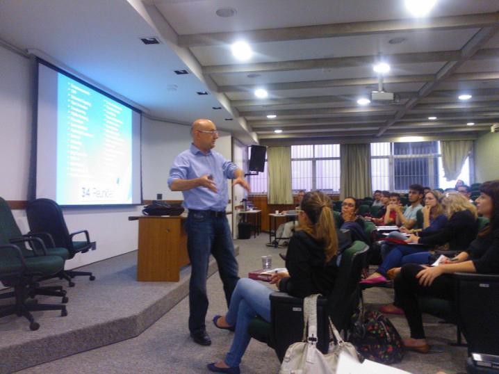 Romeo à frente do slide inicial de sua aula, com 34 temas que ele não conhecia e sobre os quais precisou aprender no últimos meses, para permanecer relevante no mercado de trabalho