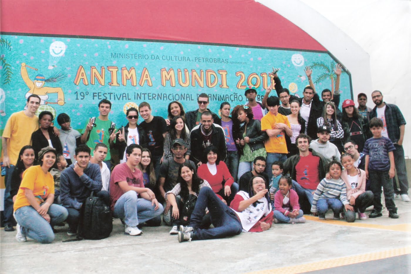 Alunos do projeto JAMAC em visita, com familiares, ao Anima Mundi em 2011