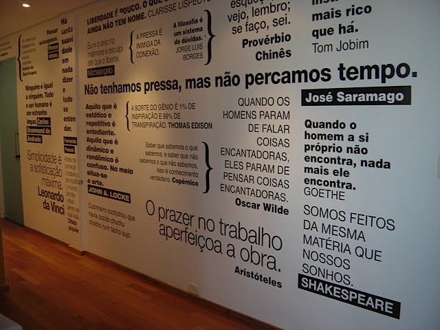 Sede da Sarau, em São Paulo: poesia espalhada pelas paredes, talvez na busca de gerar relações mais inspiradas entre as pessoas