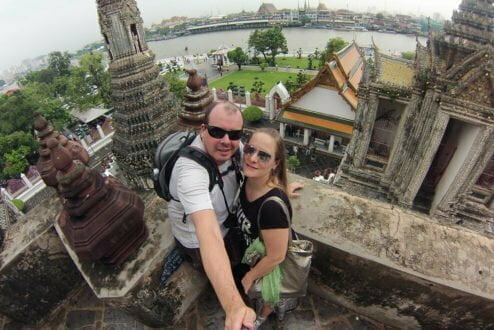 Adriano e Glau em Bangcoc, na Tailândia, exercendo os 50% de tempo ao turismo a que se dão direito a cada viagem.