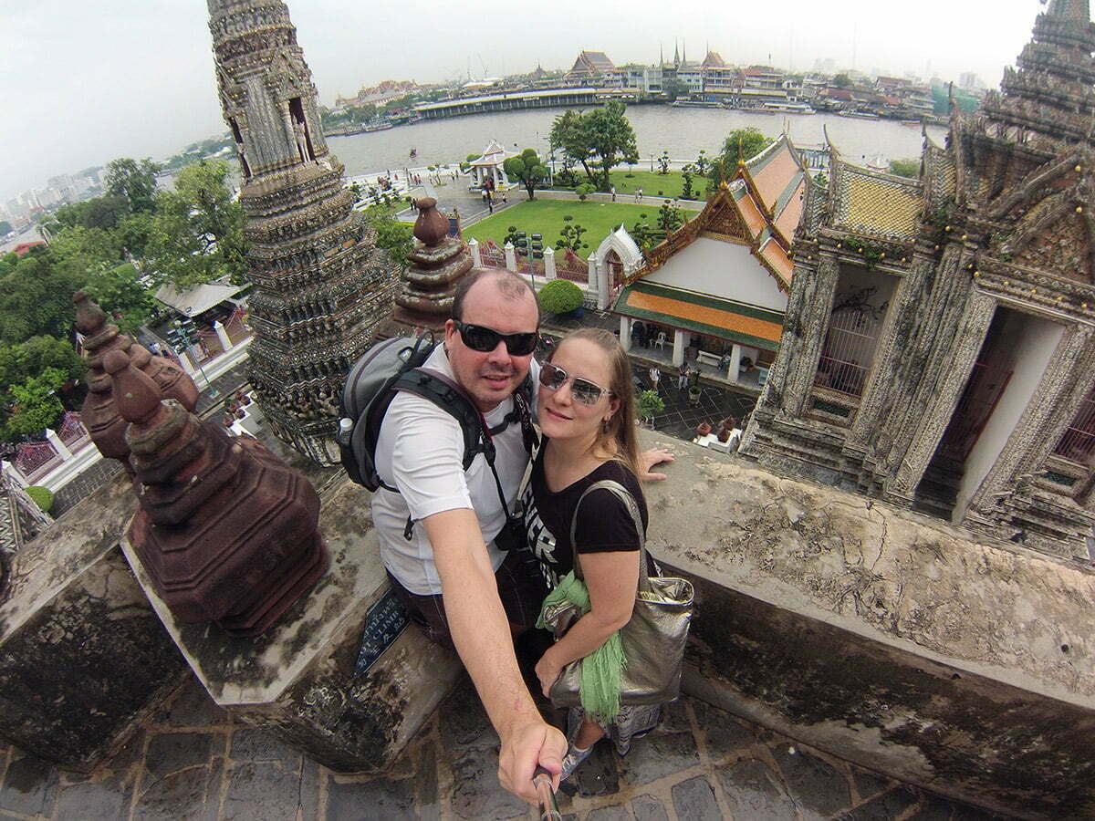 Adriano e Glau em Bangcoc, na Tailândia, exercendo os 50% de tempo ao turismo a que se dão direito a cada viagem.