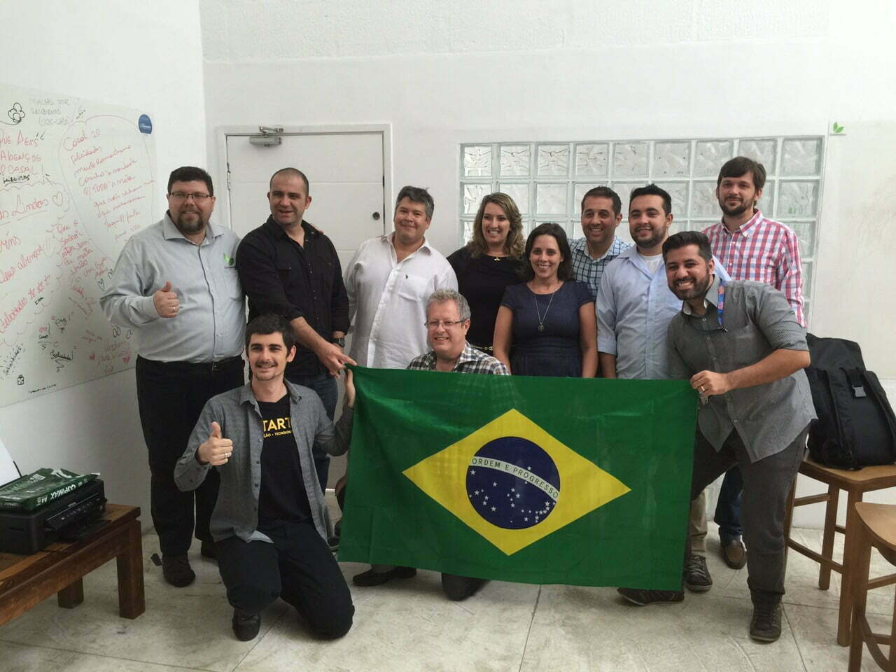 Integrantes do Movimento Brasil + Empreendedor, que se reuniram ontem para revisar um documento com sugestões e propostas para ajudar os governos a alavancarem a nova economia do país.
