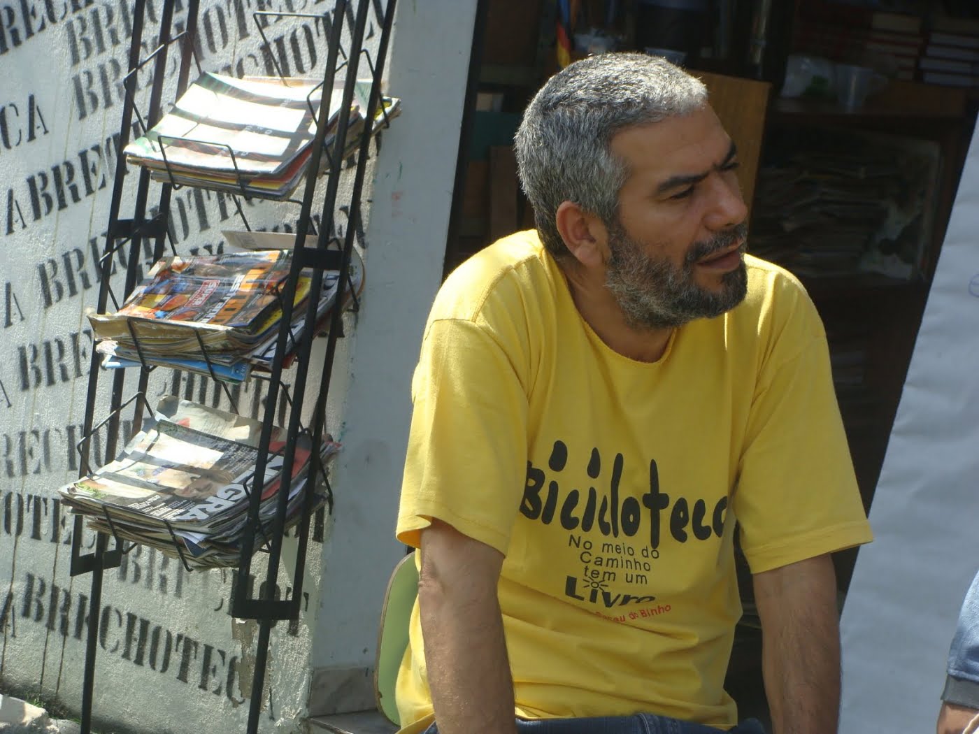 Binho. Do Bar do Binho. Do Sarau do Binho. Da Bicicloteca. Um poeta cuja maior poesia é distribuir livros.