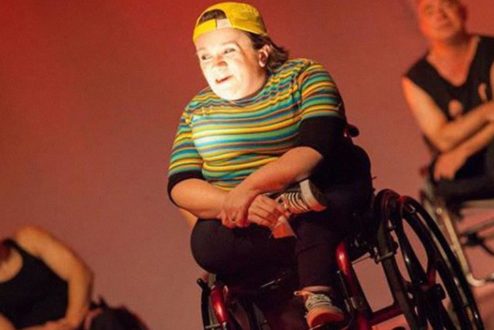 Katya Hemelrijk, em ação pelo gruupo de teatro de cadeirantes de que participa, quer ajudar as companhias aéreas a atender melhor os portadores de deficiência física