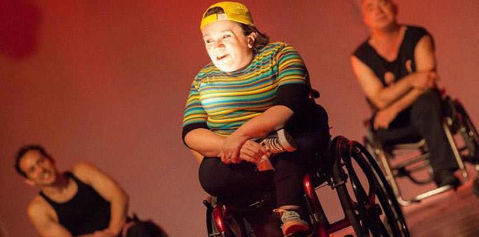 Katya Hemelrijk, em ação pelo gruupo de teatro de cadeirantes de que participa, quer ajudar as companhias aéreas a atender melhor os portadores de deficiência física