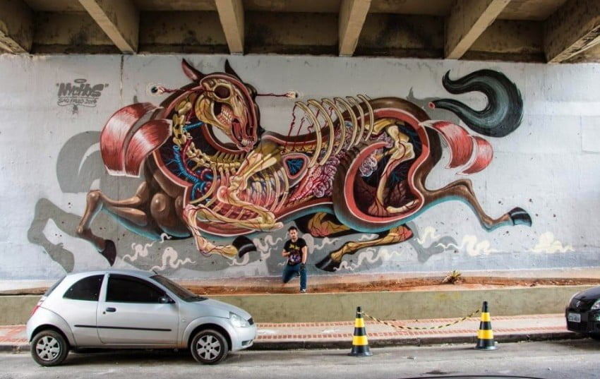 Revitalização de um painel na r. Joaquim Antunes, em Pinheiros, com Nychos, artista que o Instagrafite trouxe ao país e ciceroneou.