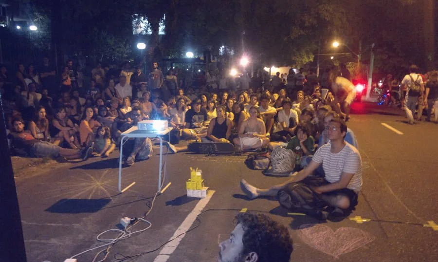 A ação "Cinema na Anita" reuniu cerca de 300 pessoas na rua Anita Garibaldi, na capital gaúcha, este ano.