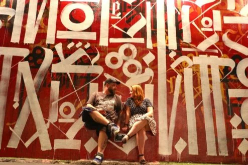 Marcelo e Marina, criadores do Instagrafite: um business alimentado pela paixão mútua pela arte de rua.
