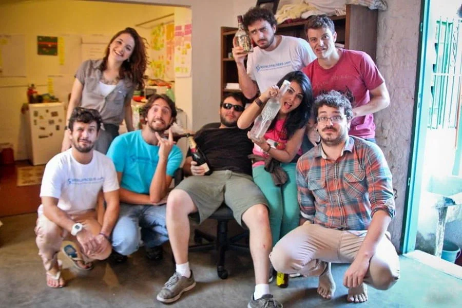 Equipe Worldpackers comemorando o último Natal, no QG da empresa, em São Paulo.