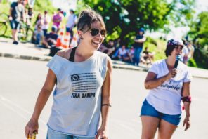 Aline Cavalcante, d'oGangorra: biker, jornalista e ativista social que encontrou uma maneira de viver de sua paixão.