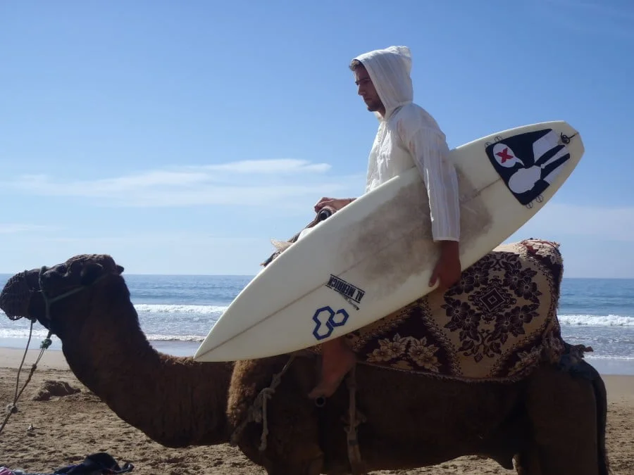 Ao dispensar os hotéis cinco estrelas, Riq percebeu que as viagens tinham muito mais experiências a oferecer.