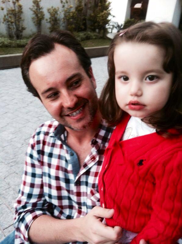 Rodrigo Padron e Maria Eduardo, com dois anos nessa foto: paternidade finalmente reconhecida pela legislação brasileira