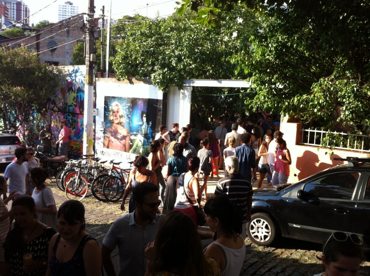 Rua da Tag and Juice, na Vila Madalena, em uma das muitas tardes de encontro da enorme comunidade de bikers e amantes da arte.