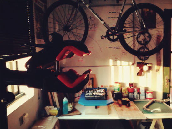 Oficina de Pablo no Juice Studio. Ele segue montando bikes, agora num ritmo menos frenético de trabalho.