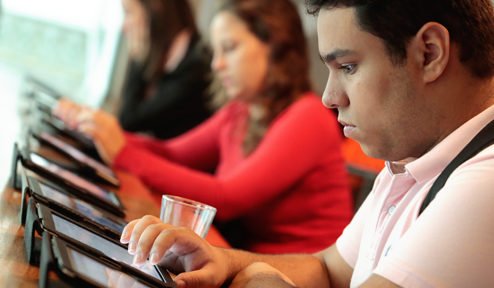 A Escola Digital, iniciativa do Instituto Natura, busca ensinar com ferramentas que o aluno já conhece bem