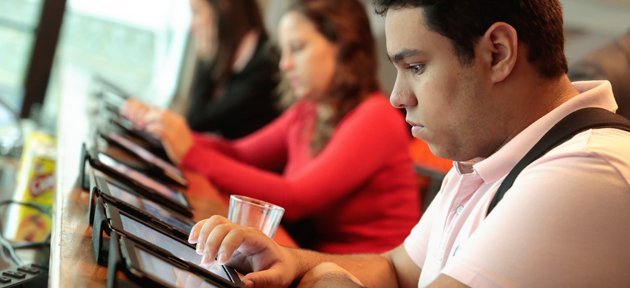 A Escola Digital, iniciativa do Instituto Natura, busca ensinar com ferramentas que o aluno já conhece bem