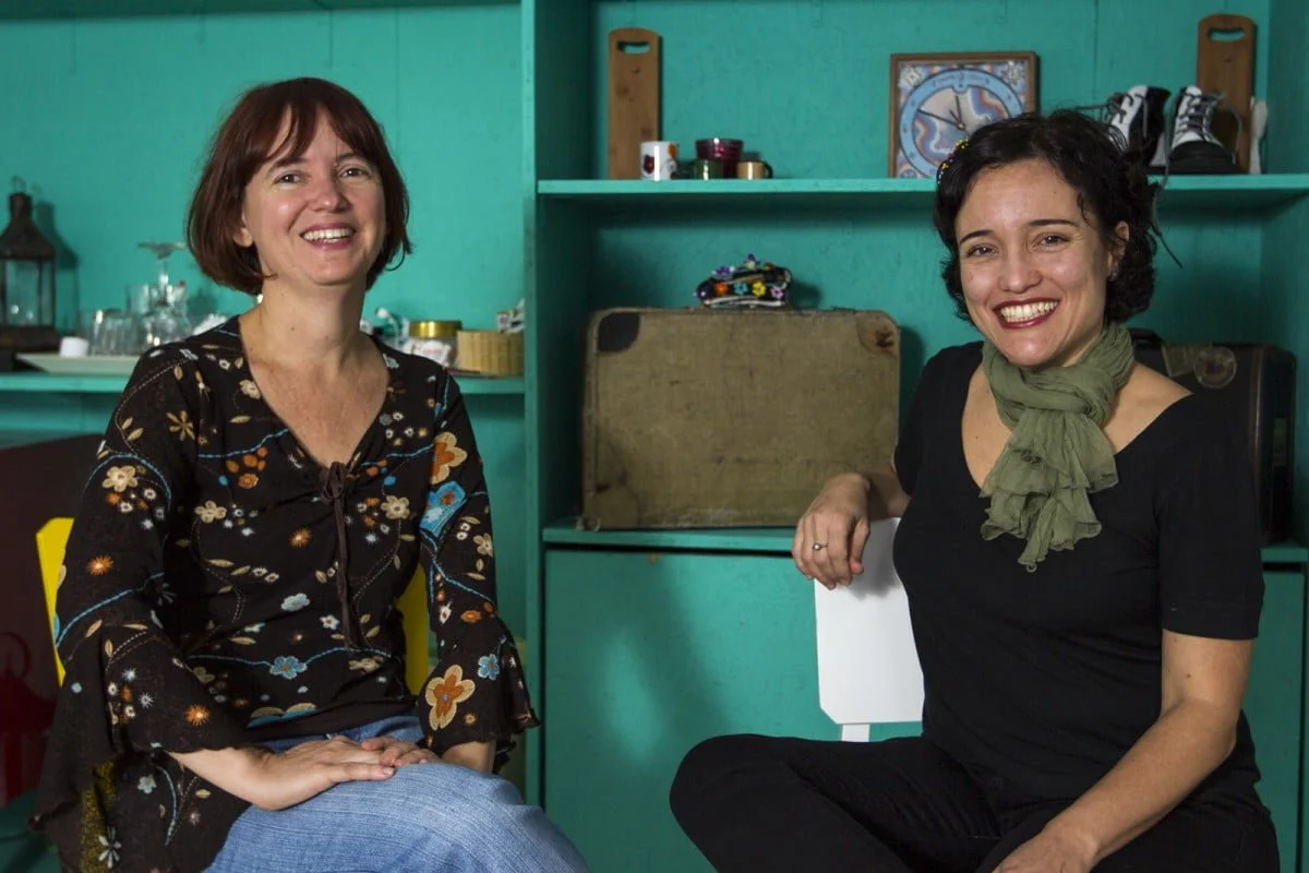 Mônica e Marina, sócias e palhaças profissionais: uma dupla que se complementa nas performances e também na administração do negócio.
