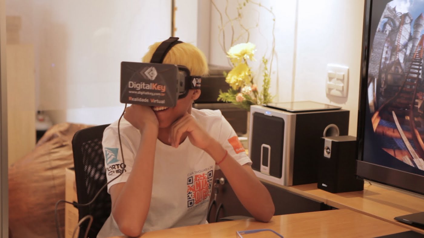 O futuro sorri para os alunos da Casa. Aqui, um deles se diverte com óculos de realidade virtual em visita à Digital Key. 