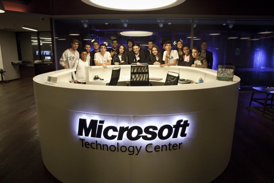 O projeto que começou com cursos simples de informática hoje promove visitas a gigantes da tecnologia, como a Microsoft.