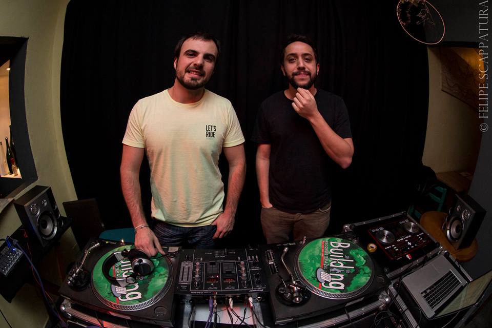 Rafa e Edu, que hoje estão mais à frente da Soulplay, também atacam como Djs nas balada (foto: Felipe Scappatura).