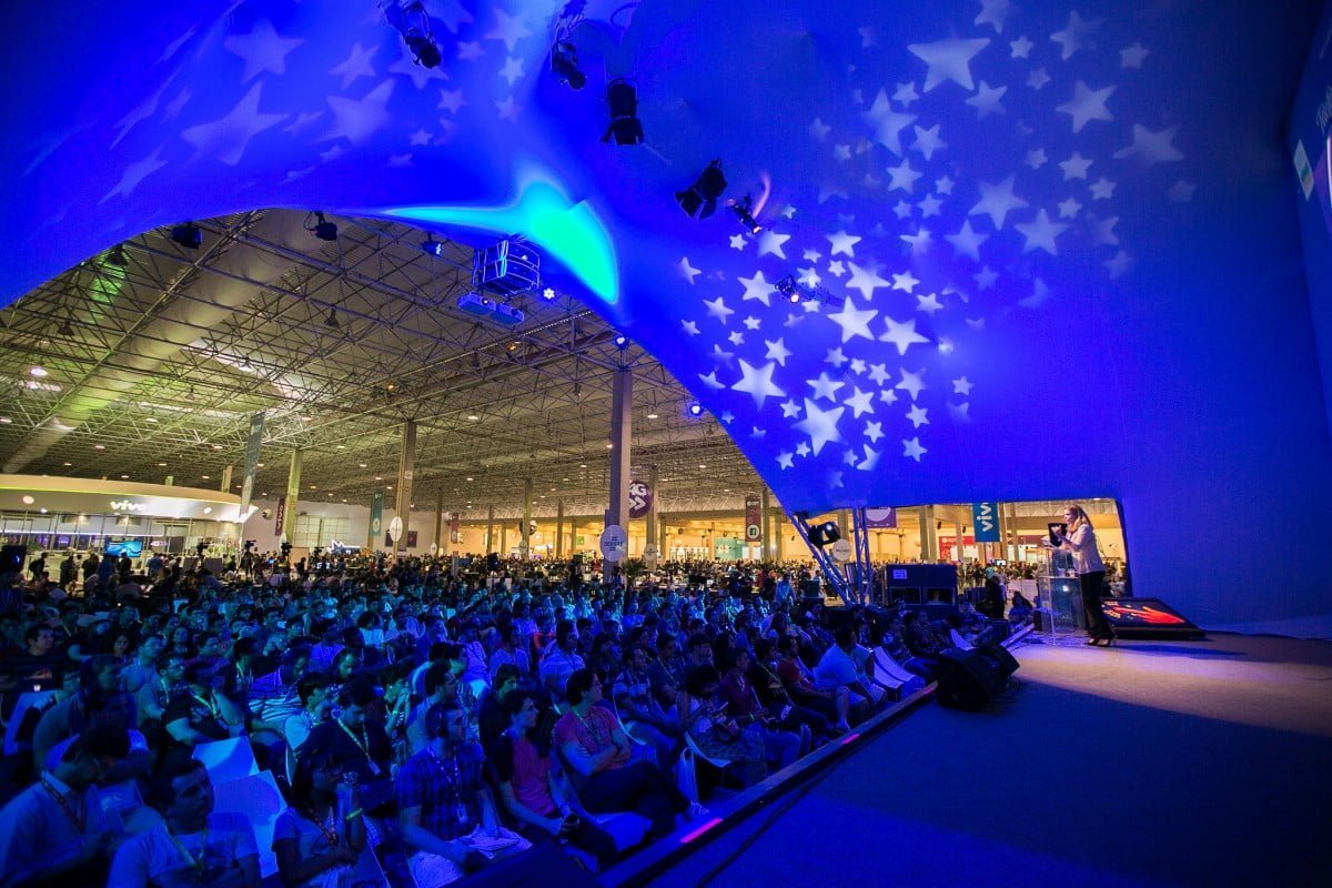 Palco "Terra", o principal da Campus Party, recebeu ontem palestras como a de Camille François, sobre ciberwar.