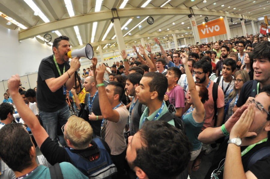 Paco Ragageles, o organizador do evento, dá boas vindas aos participantes na abertura da Campus Party