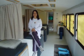 Maria em sua clínica itinerante: missão, trabalho e vida.