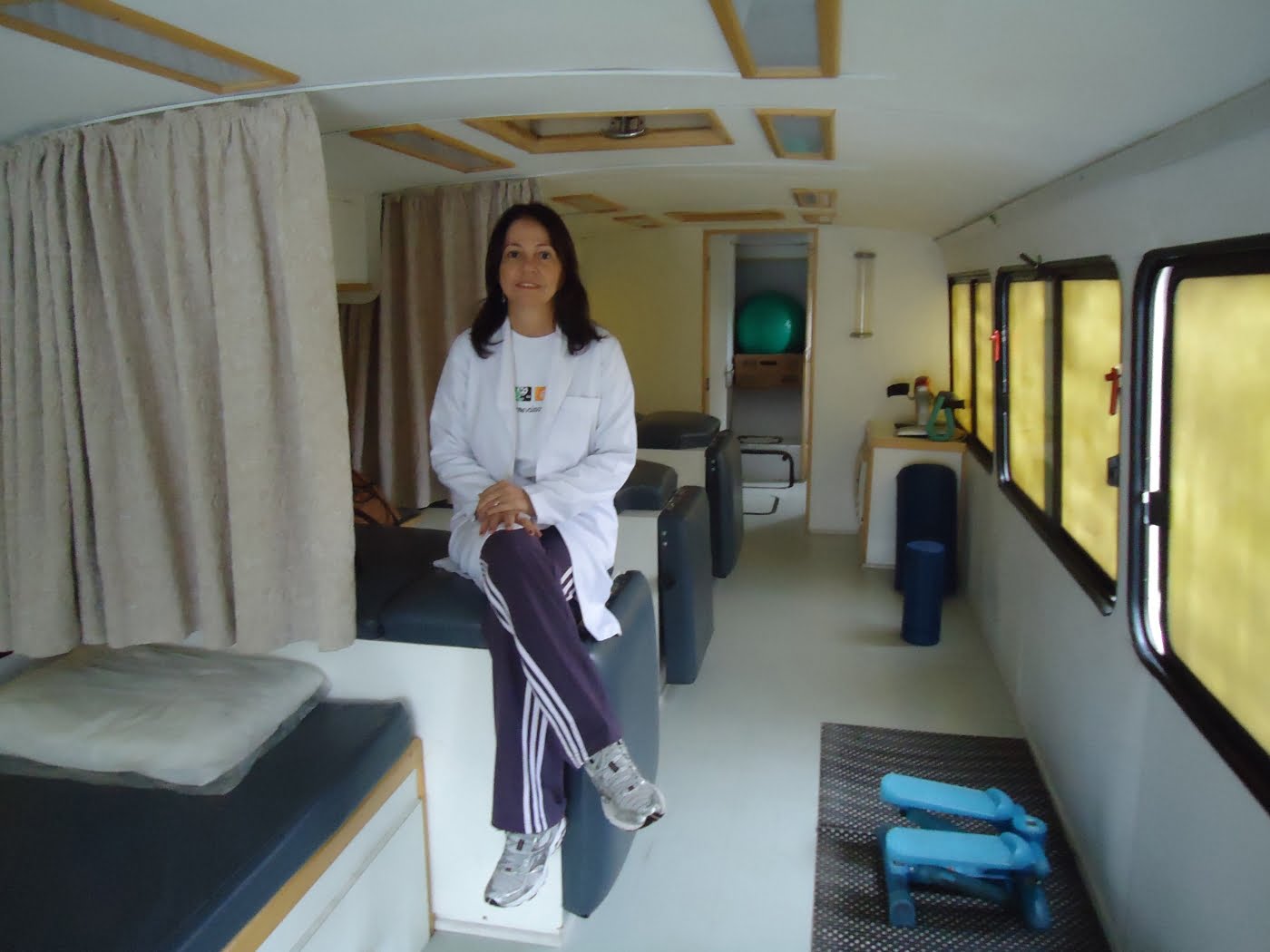 Maria em sua clínica itinerante: missão, trabalho e vida.