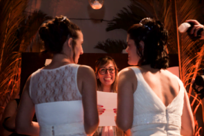 Ilana celebra o casamento das amigas Erika e Carol: o primeiro de muitos, personalizados e sem "sustos" para os noivos.