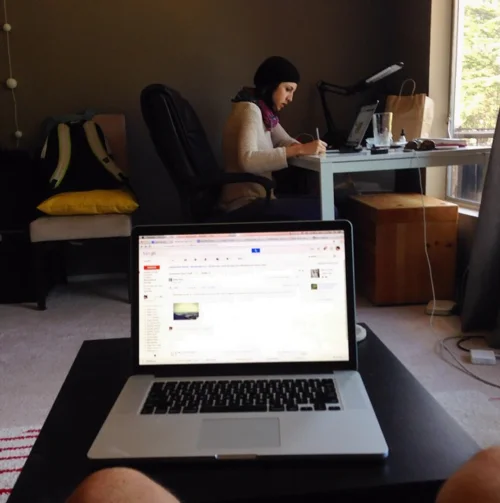 Aqui é trabalho! Eles passam cerca de 12 horas por dia coordenando  e atualizando os três sites.