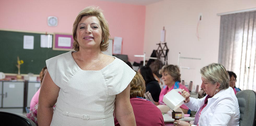 Sônia Ceneviva venceu o câncer e se tornou presidente da ONG que a atendeu. Desde então, já distribuiu mais de 10 mil próteses mamárias a mulheres do interior paulista