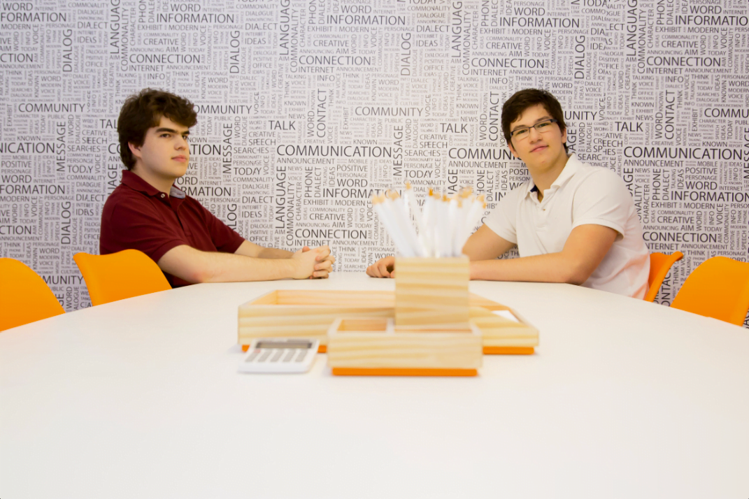 Pedro e Henrique, na sede da Pagar.Me, que fica em São Paulo. Eles pretendem coordenar a empresa remotamente, ano que vem, enquanto estudam em Stanford.