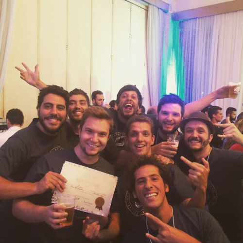 Turma da Segue o Barco comemora a eleição da Viúva Negra a melhor cerveja doppelbock do Brasil.