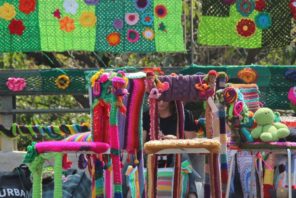 Instituto Agulha: "nosso objetivo é promover intervenções urbanas por meio do artesanato e do crochê - de murais coloridos a árvores e cadeiras revestidas de crochê"