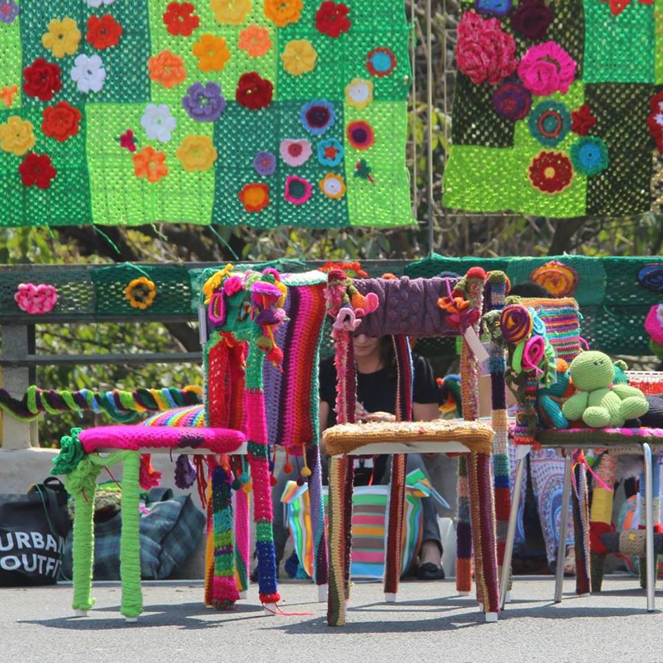 Instituto Agulha: "nosso objetivo é promover intervenções urbanas por meio do artesanato e do crochê - de murais coloridos a árvores e cadeiras revestidas de crochê"