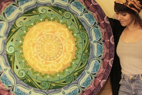 Andrea Tolaini mergulhou num processo de autoconhecimento, descobriu seu verdadeiro talento e decidiu viver de pintar mandalas. (Está dando muito certo!)