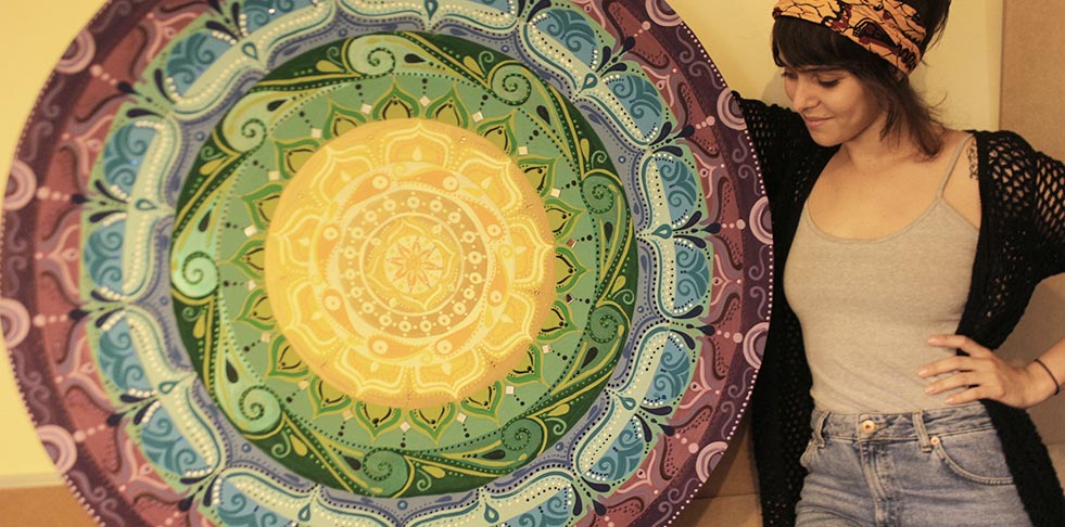 Andrea Tolaini mergulhou num processo de autoconhecimento, descobriu seu verdadeiro talento e decidiu viver de pintar mandalas. (Está dando muito certo!)