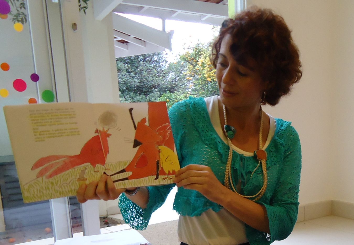 Paula Negrão se especializou em contação de histórias. E se encontrou na vida. Hoje leva sua arte a gente de toda idade - além de ensinar outros a também se tornarem "sonhadores profissionais"