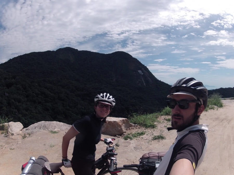 Do micro para o macro: o casal (aqui, em Cunha) têm um business de bicicletários incubado pela Yunus Brasil.