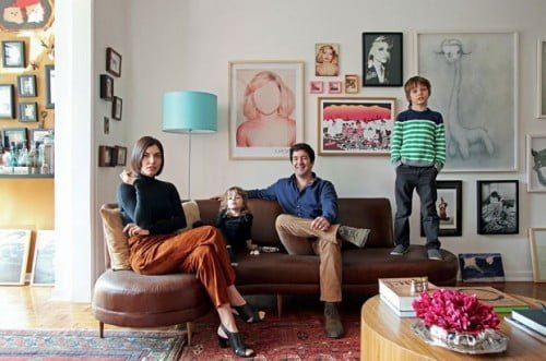 Luiz com a mulher Aline e os filhos Mia e Lian no apartamento em que vivem, no Centro de São Paulo (foto: Casa Vogue)
