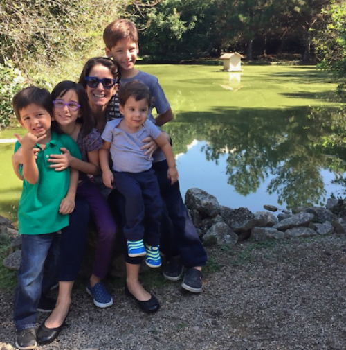 Mayra e os filhos Francisco (3), Julia (8), Pedro (10) e Felipe (1).