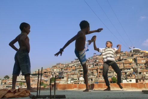 O Viva Rio atua em mais de 60 favelas cariocas, como o Morro do Alemão