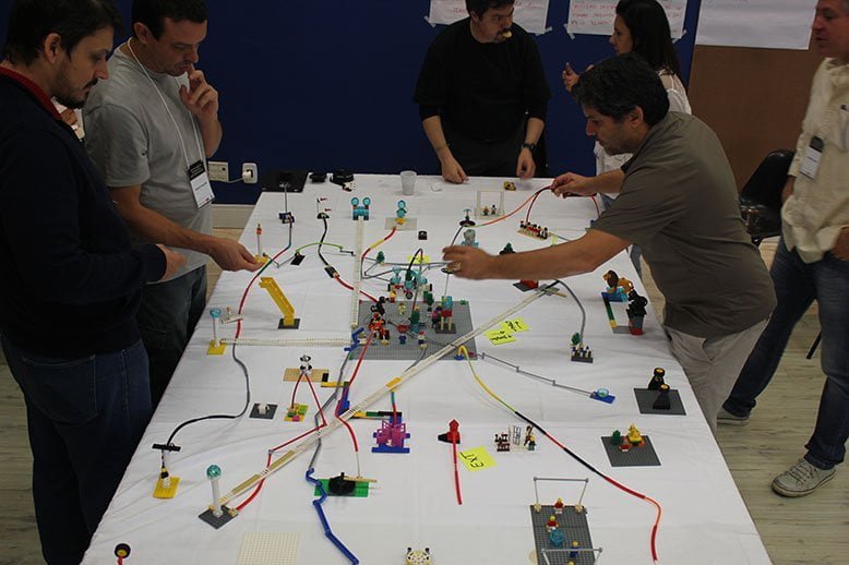 Num workshop do método Lego Serious Play os bonequinhos ajudam a tornar visíveis os problemas e caminhos da empresa.
