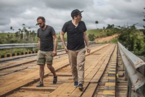 Os sócios François-Ghislain e Sébastien na entrada da Reserva Chico Mendes, onde compram borracha certificada.