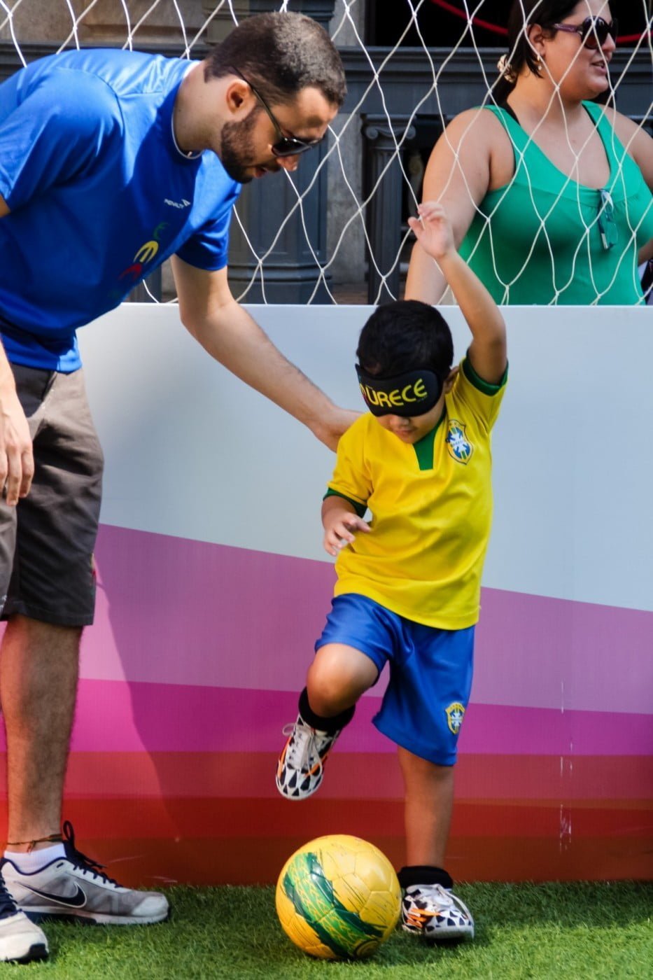 Um integrante da Urece orienta um garoto numa apresentação da associação, no Museu da República.