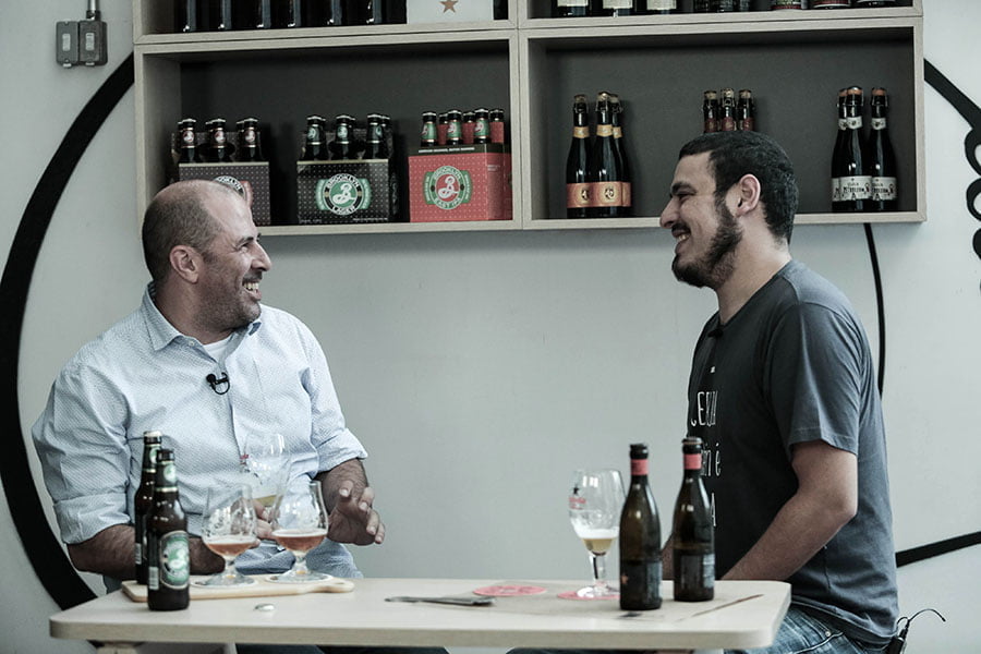Nelson Rocha (à esq.) entrevista André Oliveira, da importadora Beer Maniacs (foto: Melissa Haidar).