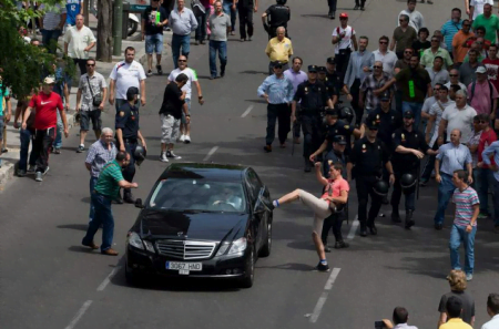 No Brasil e no mundo (a foto é da Califórnia), os carros da Uber têm sido hostilizados por taxitas.